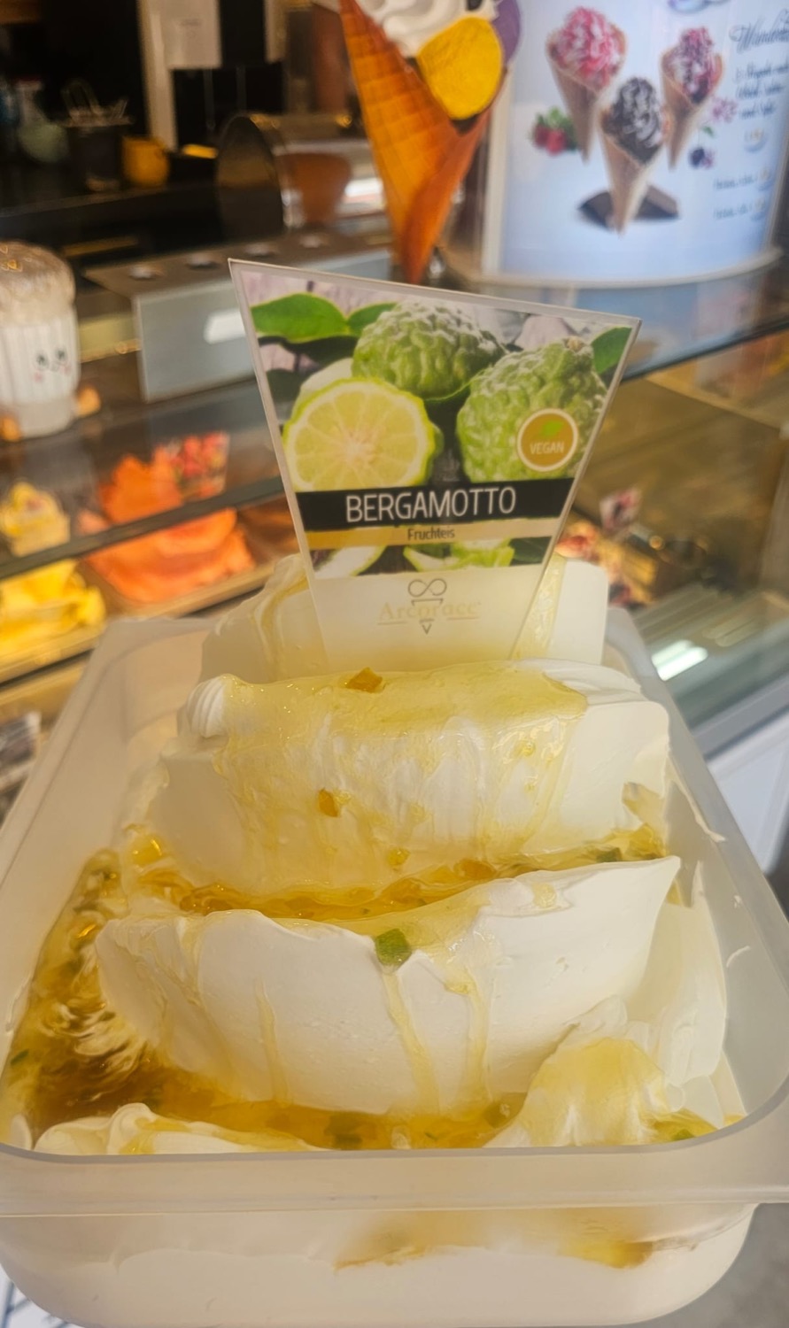 Veganes Bergamotto-Fruchteis mit Zitrussauce