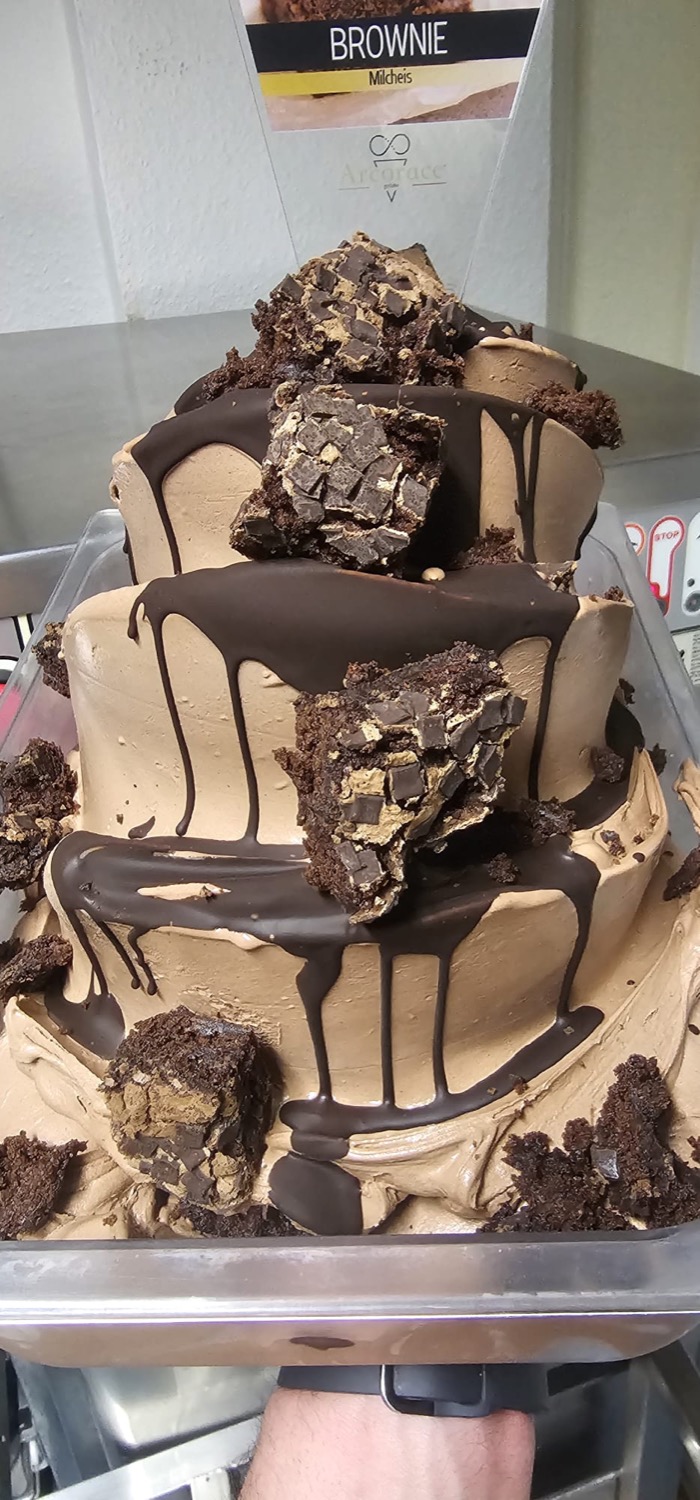 Brownie-Gelato mit Schokoladensauce und Brownie-Stücken
