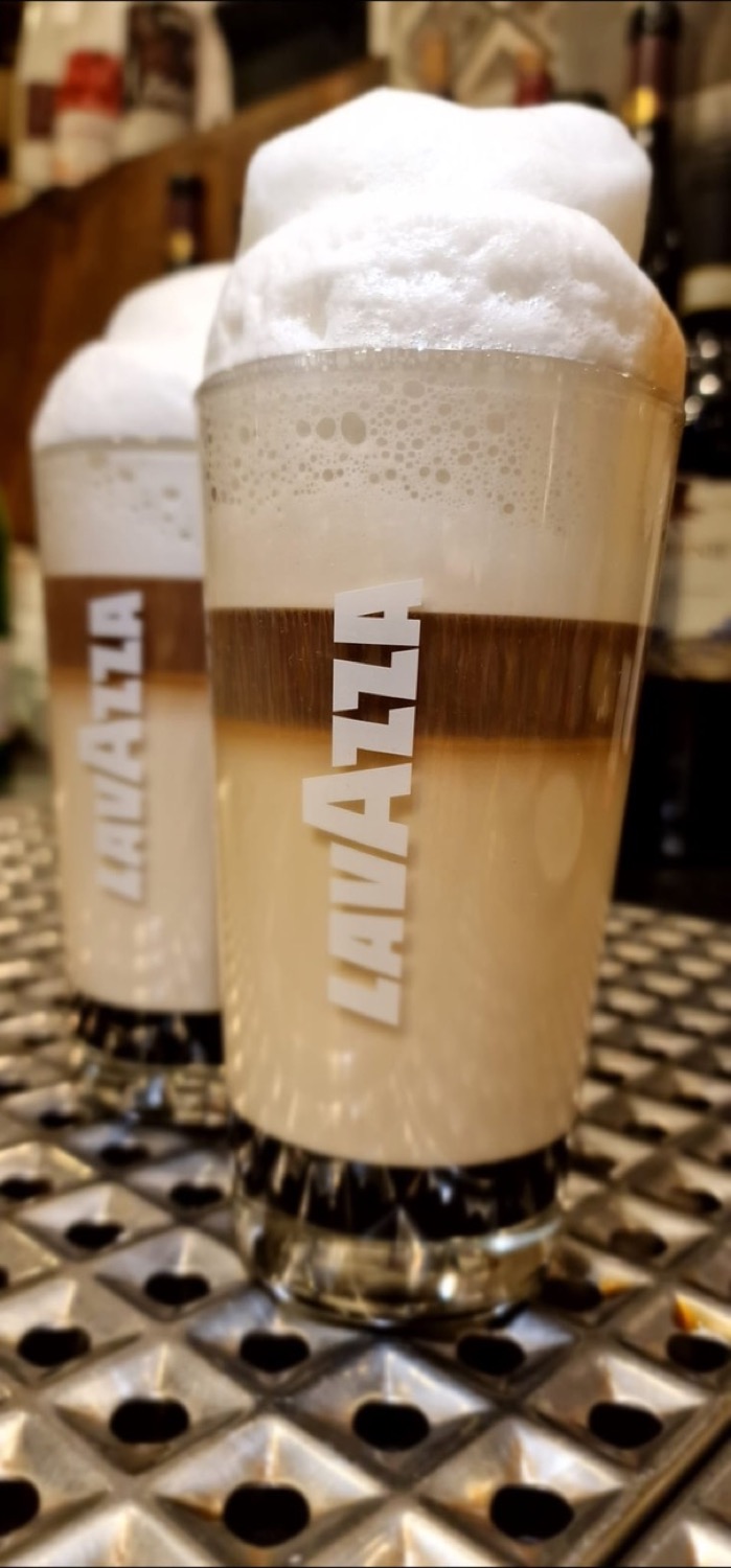 Zwei frisch zubereitete Latte Macchiato