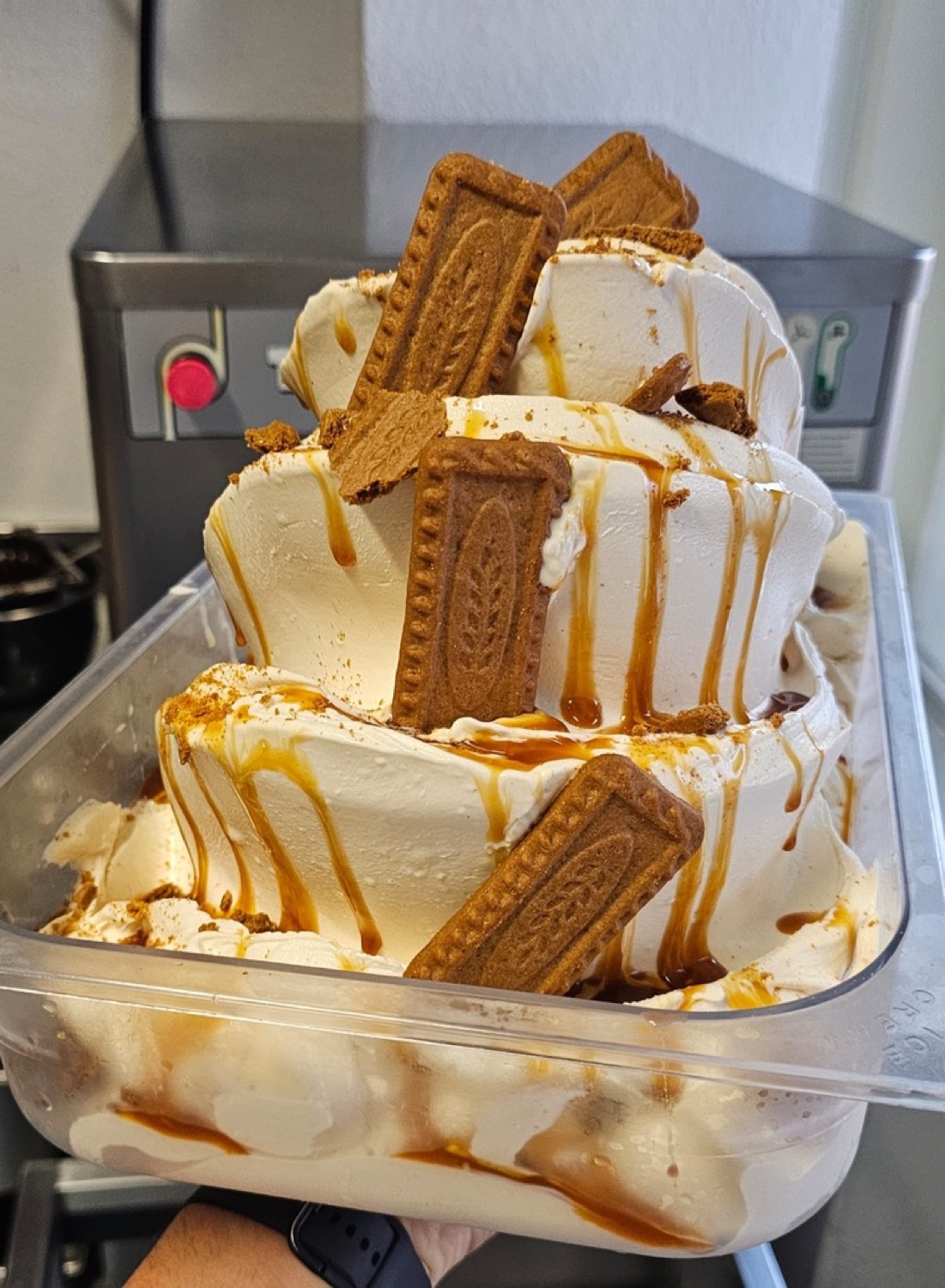 Gelato mit Lotus-Keksen und Karamellsauce