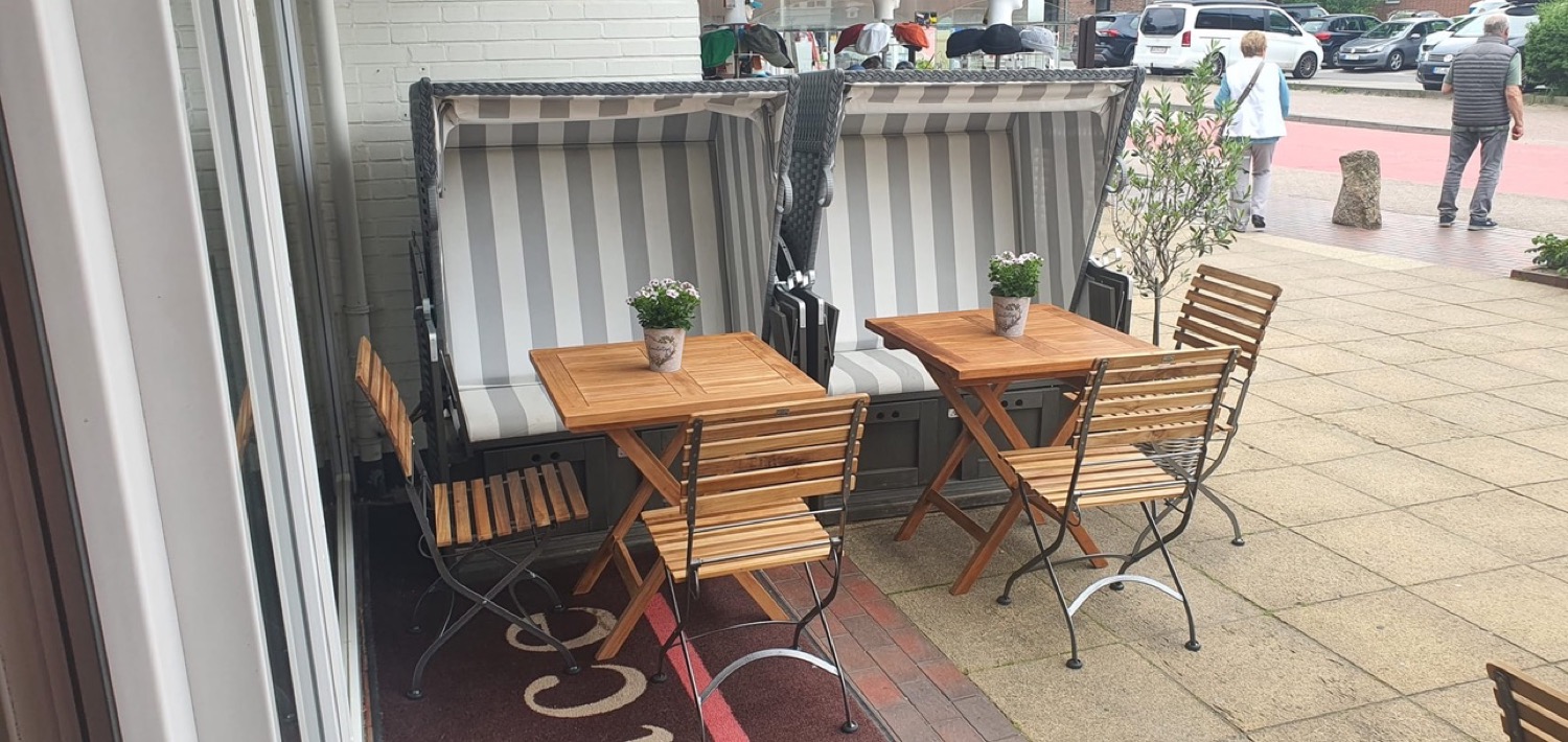 Gemütliche Strandkörbe und Sitzplätze vor dem Arcorace Eiscafé