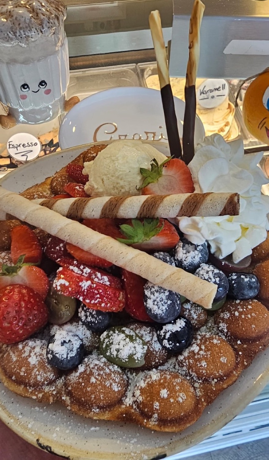 Warme Waffel mit Eis, Beeren und Sahne